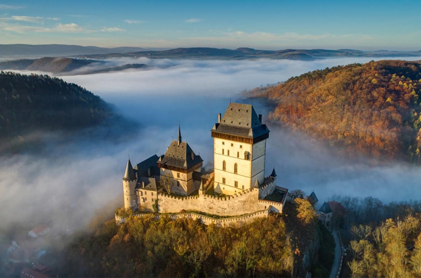 Skutečný letecký pohled na Karlštejn nad ranní mlhou
