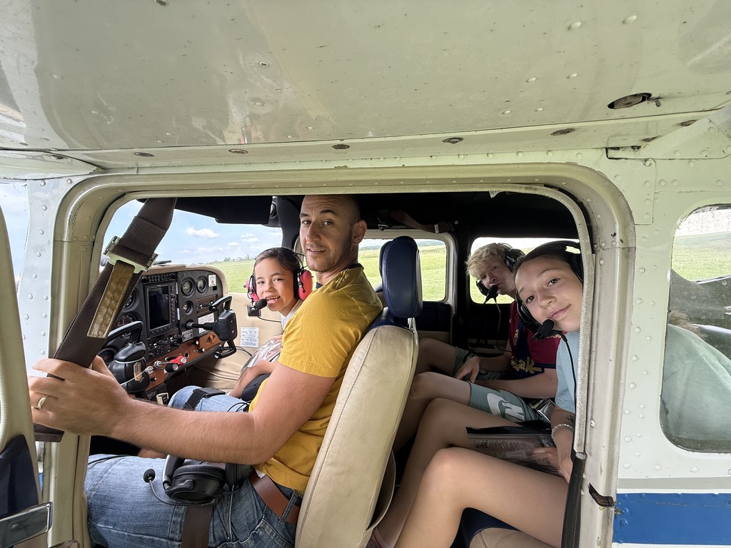 Děti a pilot v kokpitu skutečného malého letadla