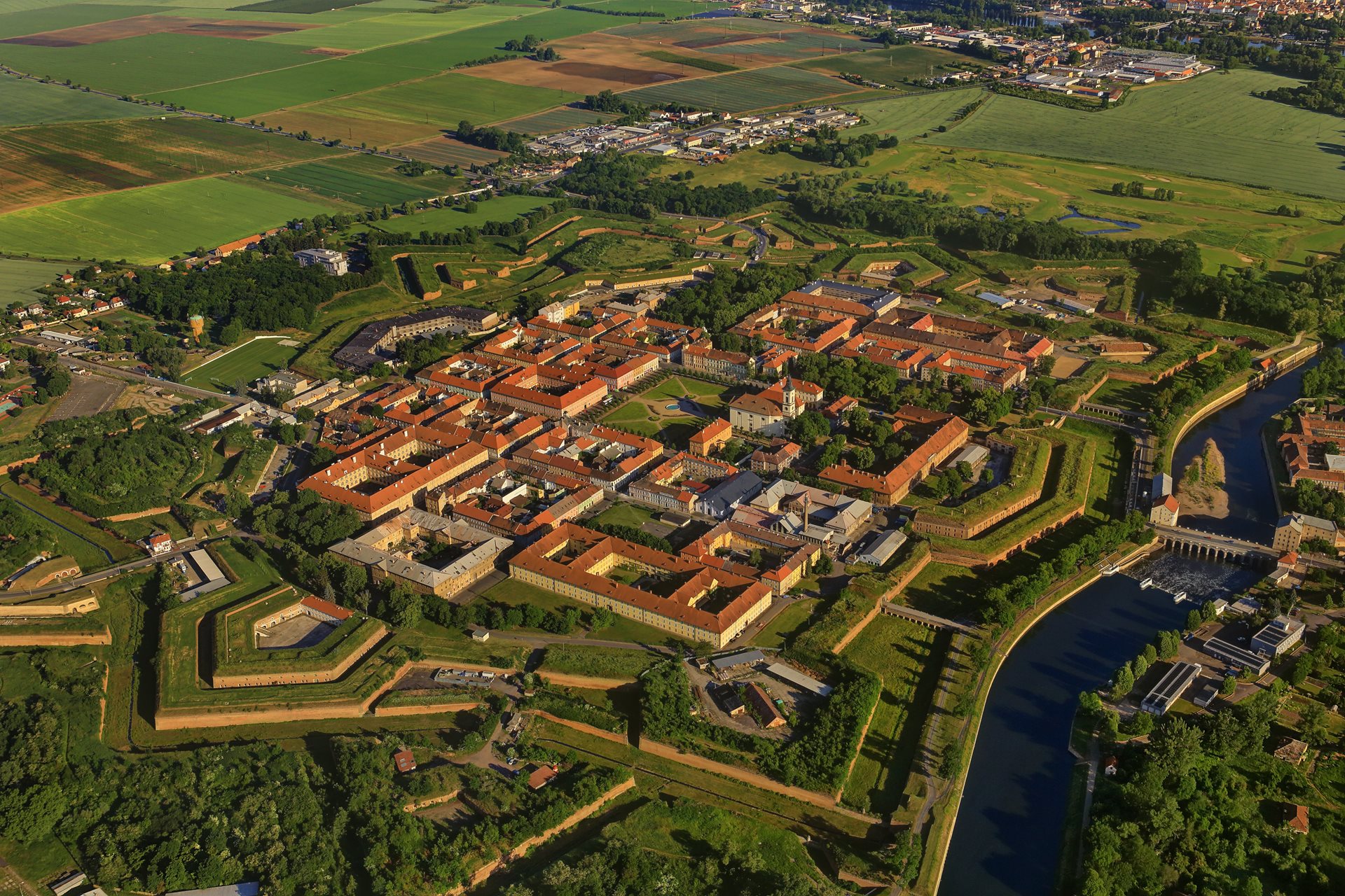 Letecký pohled na pevnostní město Terezín a jeho hradby